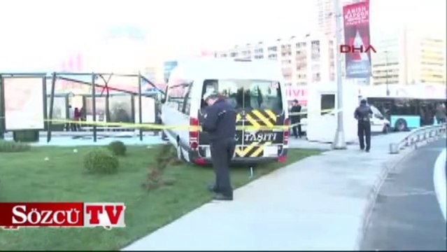 Servis minibüsü otobüs durağına girdi