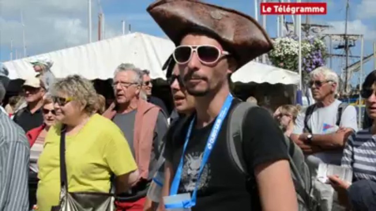 Paimpol. Chants de marins : "Loguivyyy-de-la-Meeeer"...