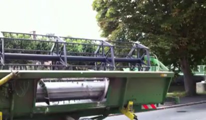 Lannion. Une moissonneuse-batteuse en panne à la sortie de la ville