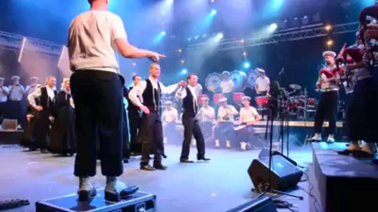Saint-Loup. Spectaculaire prestation du Bagad de Lann-Bihoué et du Cercle celtique du Croisty (2)