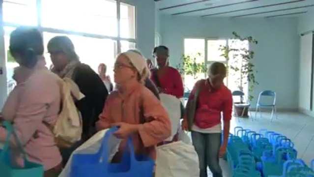 Crac'h. Marée humaine au déstockage de Papa pique et maman coud