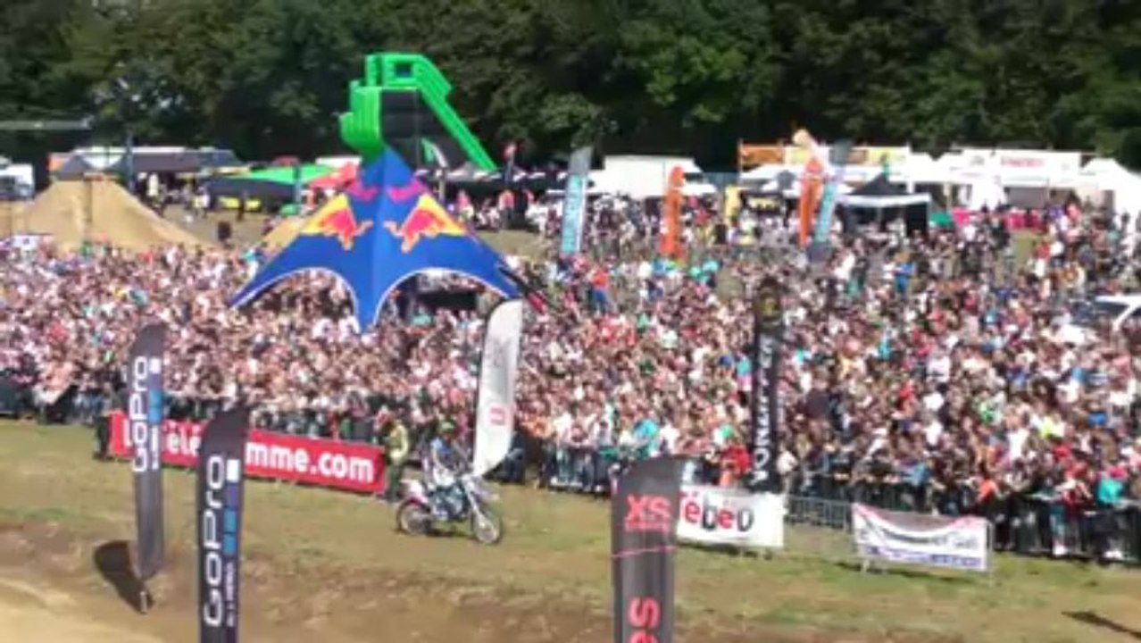 Finist'Air Show. Pilotes de motocross freestyle sur les bosses