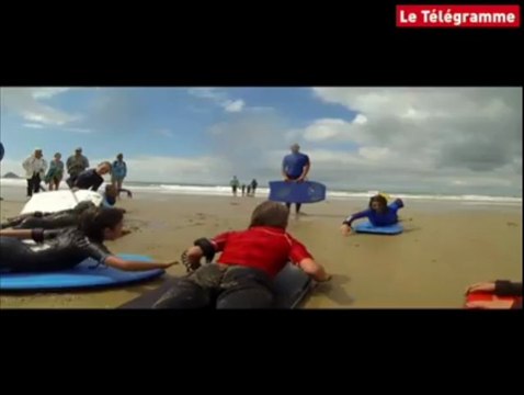 Crozon. Initiation au bodyboard avec Laury Thilleman