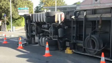Saint-Brieuc. Un semi-remorque se couche dans un rond-point