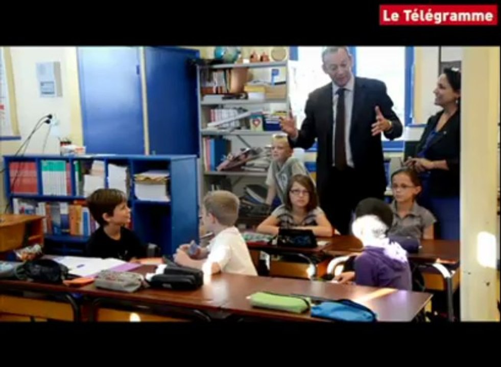 Vannes. Le maire et son adjointe à l'Enseignement à l'école Diwan