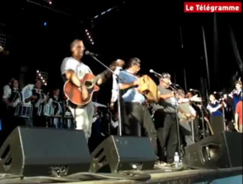 Paimpol. Les Souillés et le bagad de Plouha