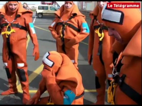 Lesconil (29). Des marins pêcheurs se forment à la survie en mer