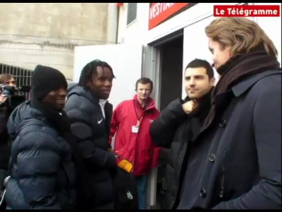 Guingamps-PSG. L'arrivée du bus parisien avec Manu Petit