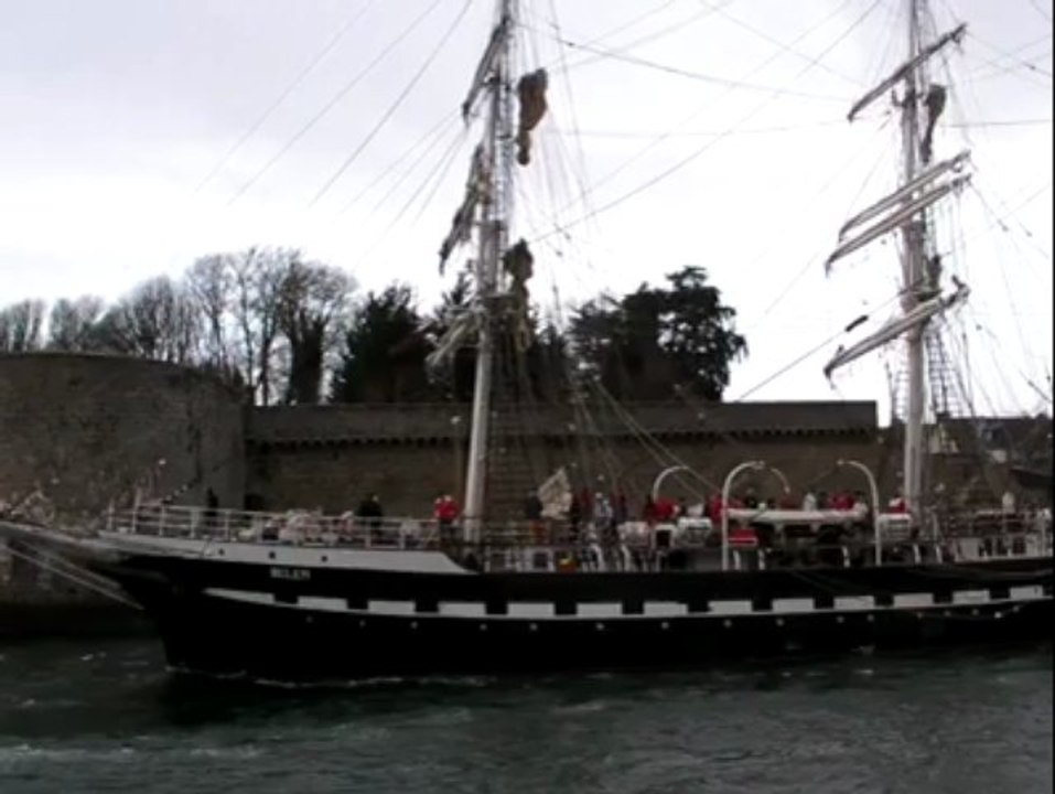 Concarneau (29). Le Belem quitte le port
