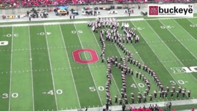 Une fanfare reproduit le moonwalk de Michael Jackson lors d'un hommage