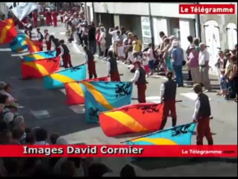 Pont-L'Abbé (29). Brodeuses : cercles et bagadoù à l'honneur