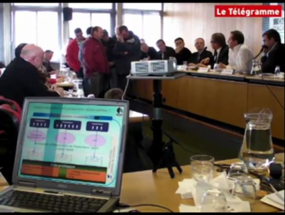Quimper (29). 200 agriculteurs bretons bloquent la chambre d'agriculture