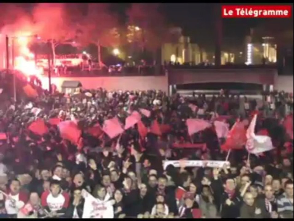 Stade Brestois 29. Du délire autour du bus des joueurs !