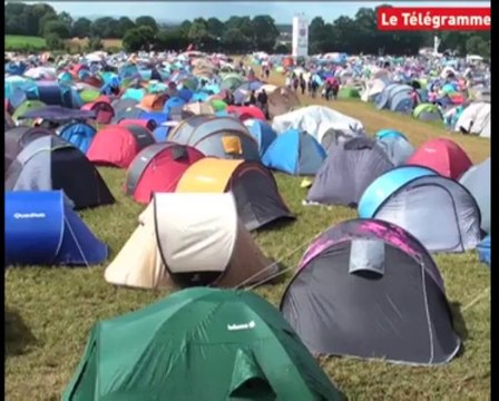 Vieilles Charrues. Vendredi. Réveil au camping entre pluie et éclaircies