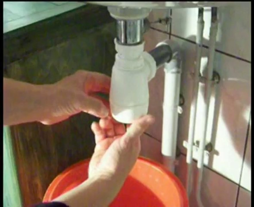 Comment démonter un siphon d'évier ?