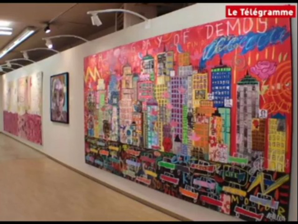 Art  Rock 2010. Troy Henriksen pose ses toiles dans l'ex-Monoprix