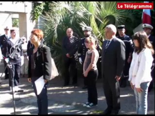 Concarneau (29). Anciens combattants, marins et élèves autour de la stèle