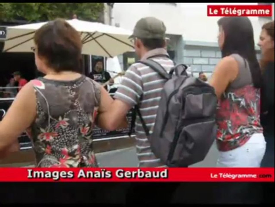 Festival interceltique. Fest-deiz avec Damad dans les rues de Lorient