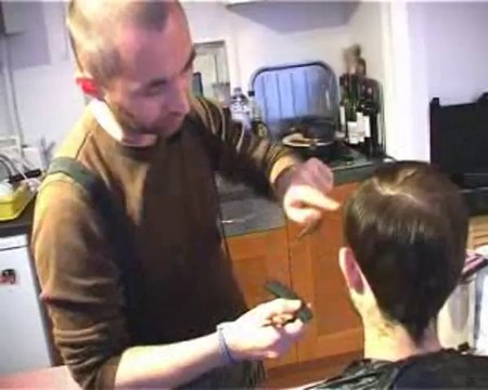 Comment couper les cheveux à un ami