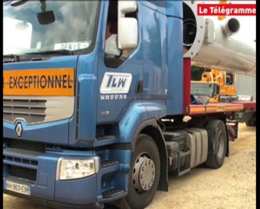 Auray (56). Pose d'une cheminée de 20 m sur une chaudière bois