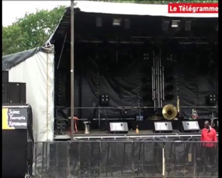 Bout du Monde. Les derniers prépératifs sur la scène Kermarrec