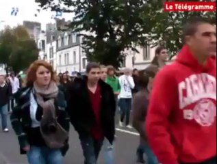 Download Video: Concarneau (29). Retraites : 200 lycéens dans la rue