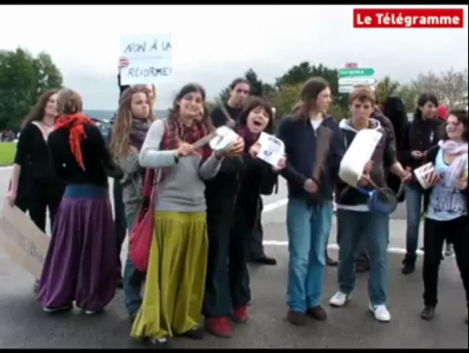 Châteaulin (29). Des lycéens ralentissent la circulation à un échangeur