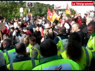 Morlaix (20). Des manifestants chantent devant la sous-préfecture