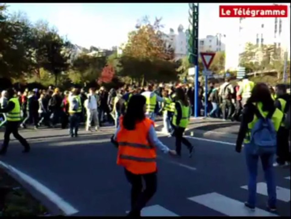 Vannes (56). Après les fleurs, les cailloux à la manif lycéenne