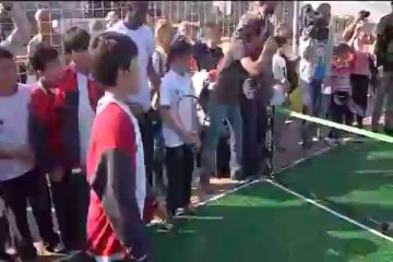 Caroline Wozniacki, çocuklarla tenis oynadı