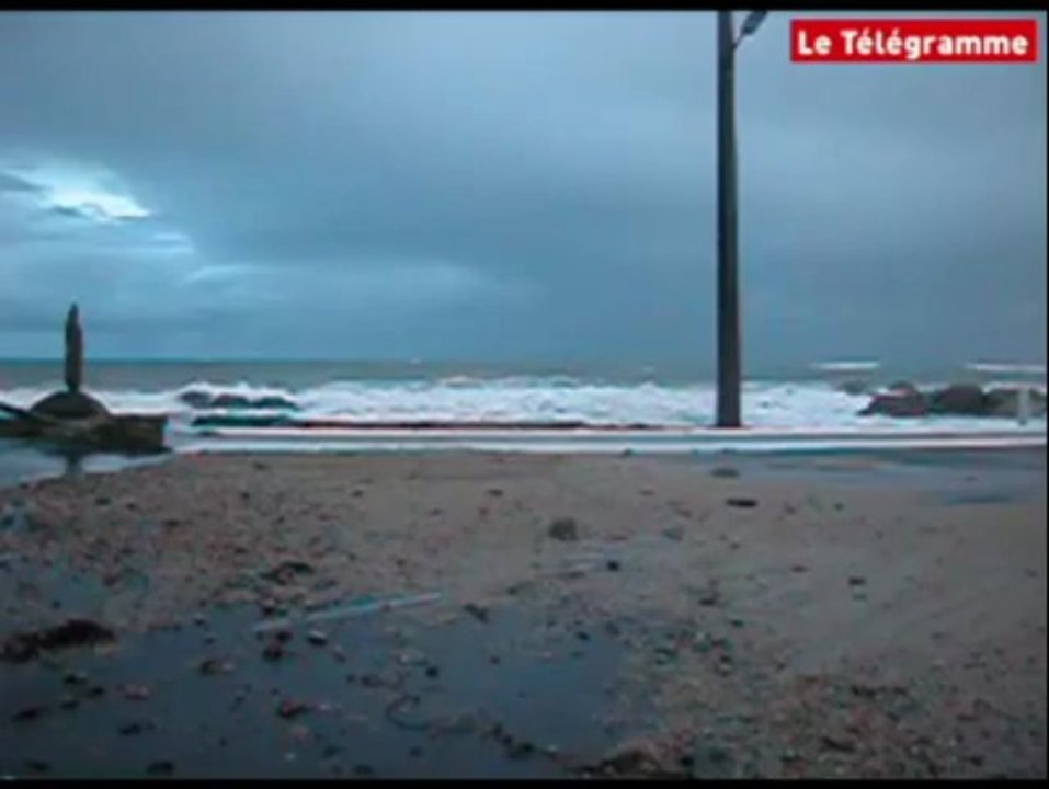 Plouescat (29). Grosses vagues sur la digue et au port