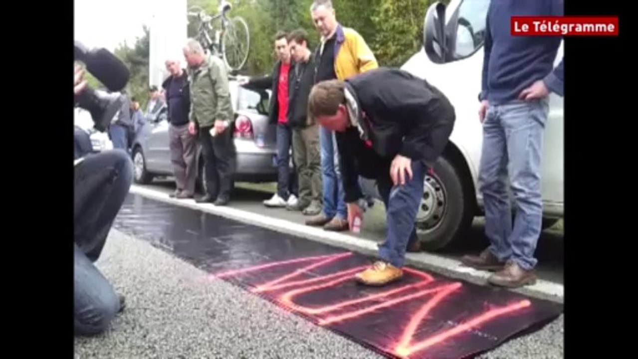 Elven (56). Ecotaxe : une trentaine d'agriculteurs bâchent le portique