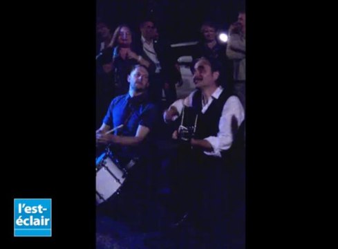 Stephan Eicher termine son concert dans les rues troyennes