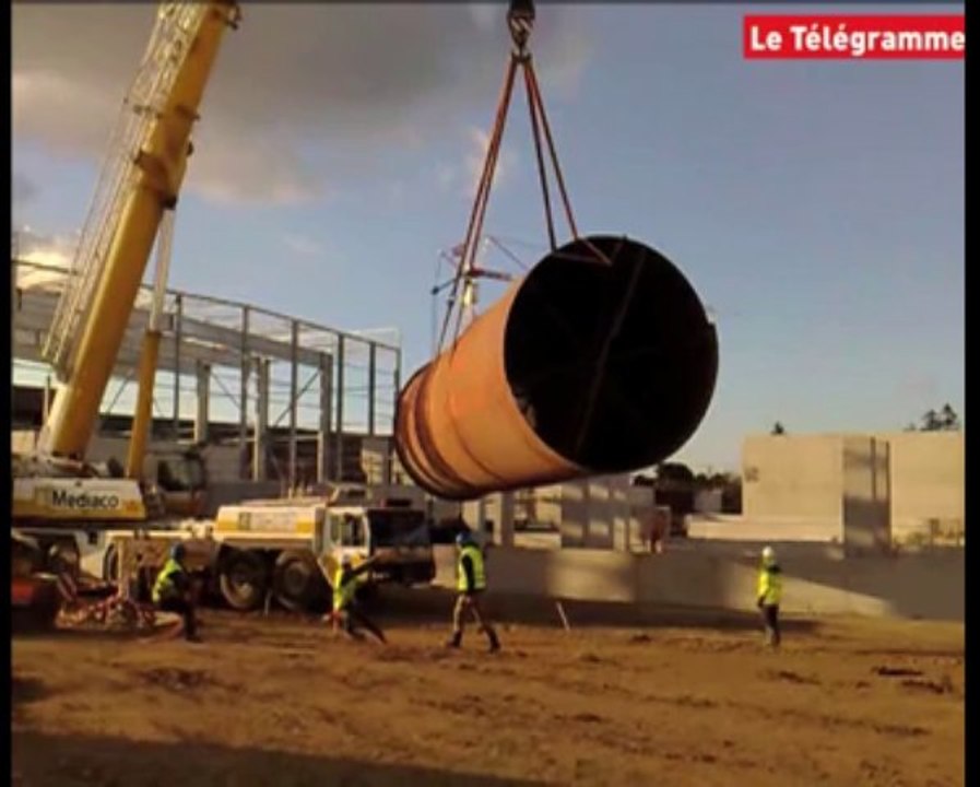 Vannes (56). Méga tuyau pour usine pilote