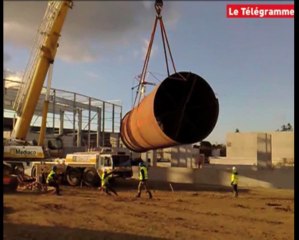 Vannes (56). Méga tuyau pour usine pilote