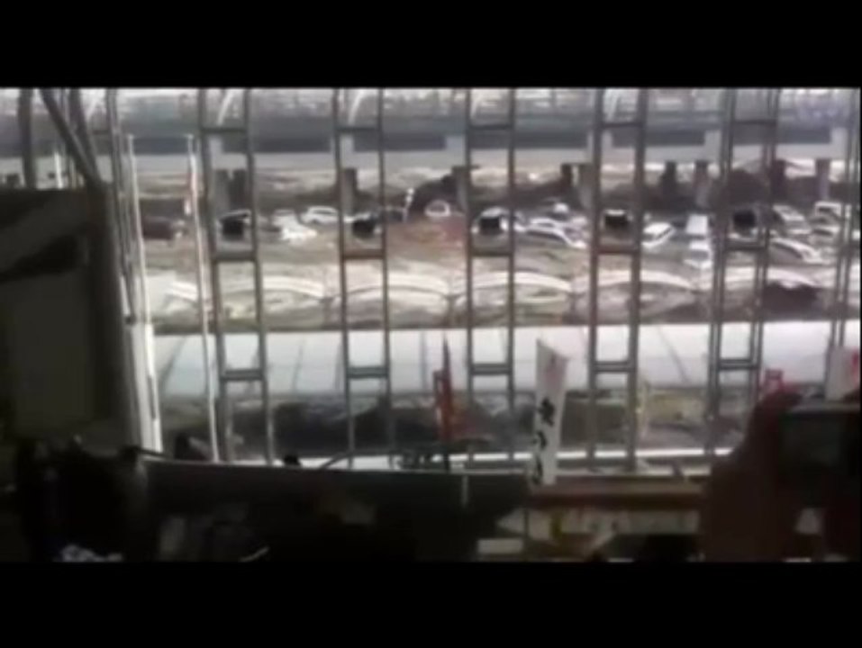 Séisme au Japon : le tsunami vu de l'aéroport de Sendaï