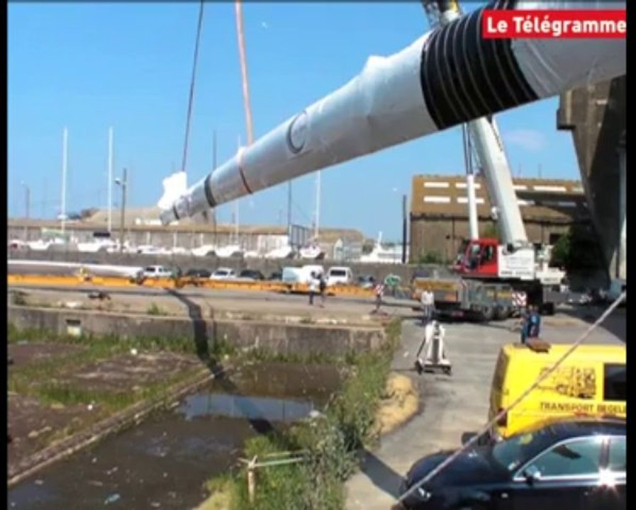 Lorient. Le mât du plus grand catamaran sort des chantiers