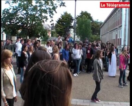 Lorient. Flashmob surprise au lycée Colbert