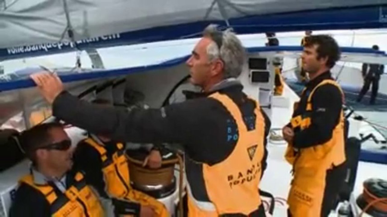 Loïck Peyron à la barre du maxi-trimaran Banque Pop