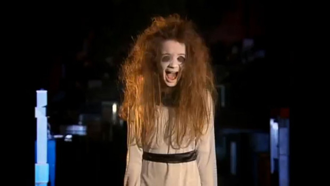 Fille fantôme dans un cimetière - Caméra cachée