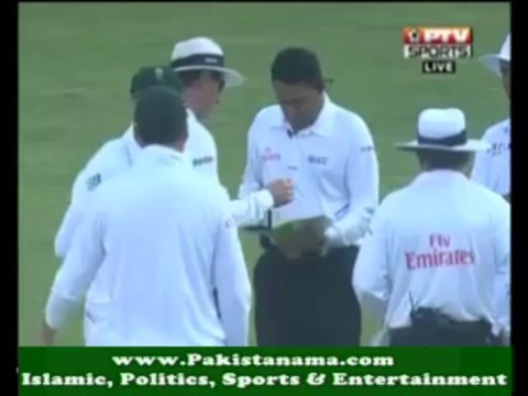South African Players Caught Doing Ball Tampering in Dubai Test Match