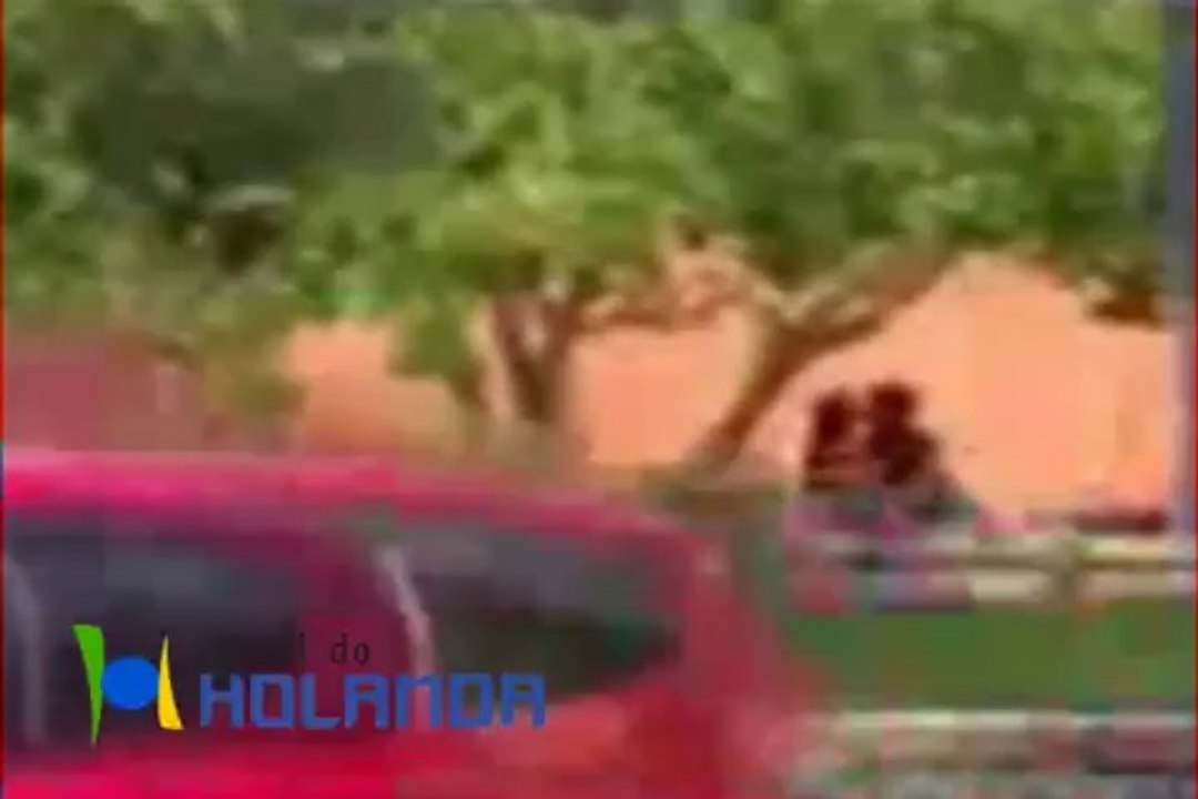 Jovens flagrados "namorando" em praça pública do conjunto Eldorado em Manaus