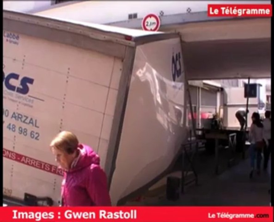 Lorient. Un camion s'encastre sous un porche