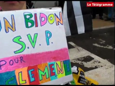 Tour de France. Un père et son fils spectateurs à Carhaix