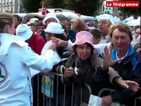 Tour de France. Belle ambiance près de la ligne de départ à Dinan
