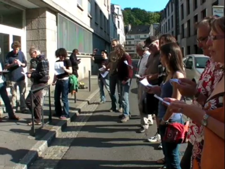 Quimper. "Hecatombe" devant le commissariat :40 personnes chantent Brassens