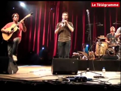 Vieilles Charrues. Fest-noz sous le chapiteau