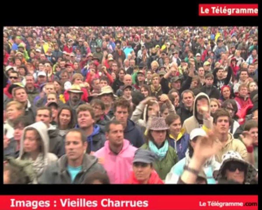 Vieilles Charrues. Les images du concert d'Asaf Avidan