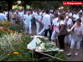 Muzillac (56). Marche blanche dans la ville d'enfance d'Anne Caudal