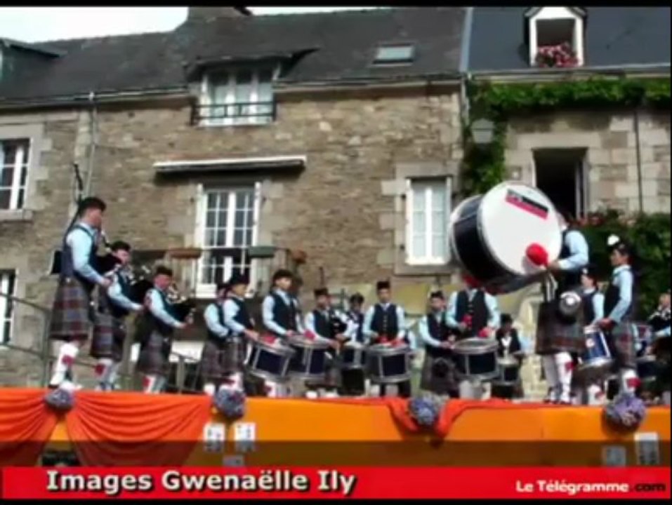 Pont Aven. La reine des Fleurs d'Ajonc couronnée